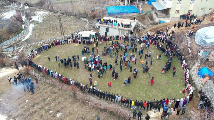 Kar altında aşiret düğünü