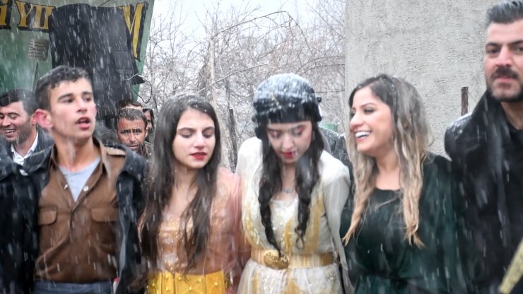 Kar altında aşiret düğünü