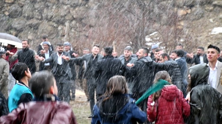 Kar altında aşiret düğünü