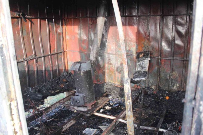 Konteynerde çıkan yangında elleri ve ayakları yandı