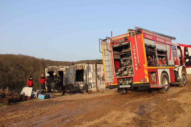 Konteynerde çıkan yangında elleri ve ayakları yandı