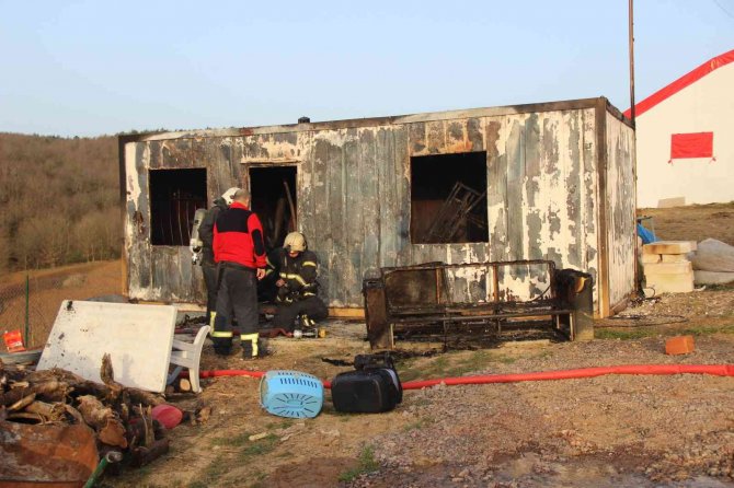 Konteynerde çıkan yangında elleri ve ayakları yandı