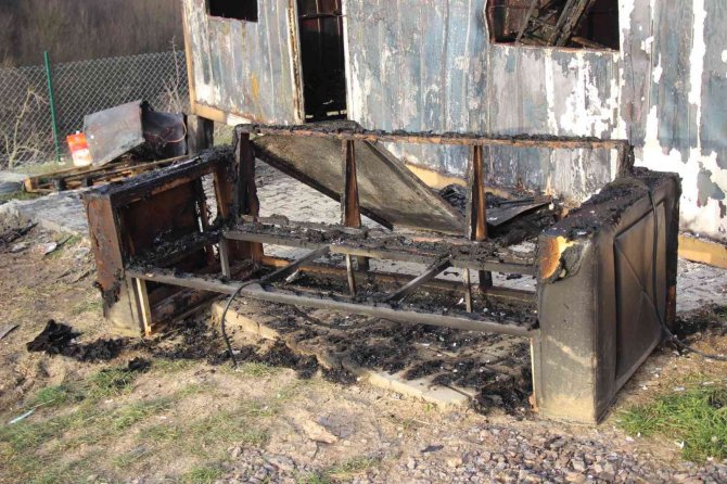 Konteynerde çıkan yangında elleri ve ayakları yandı