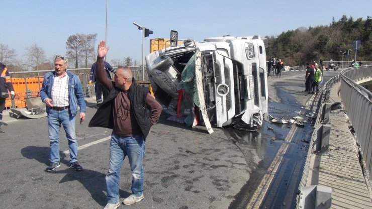 Kontrolden çıkan hafriyat kamyonu devrildi