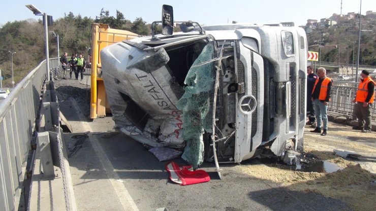 Kontrolden çıkan hafriyat kamyonu devrildi