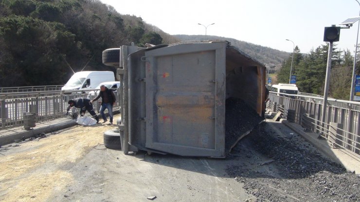 Kontrolden çıkan hafriyat kamyonu devrildi