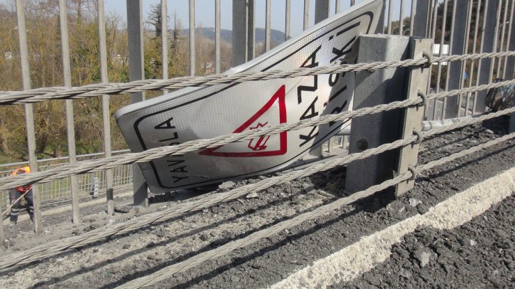 Kontrolden çıkan hafriyat kamyonu devrildi