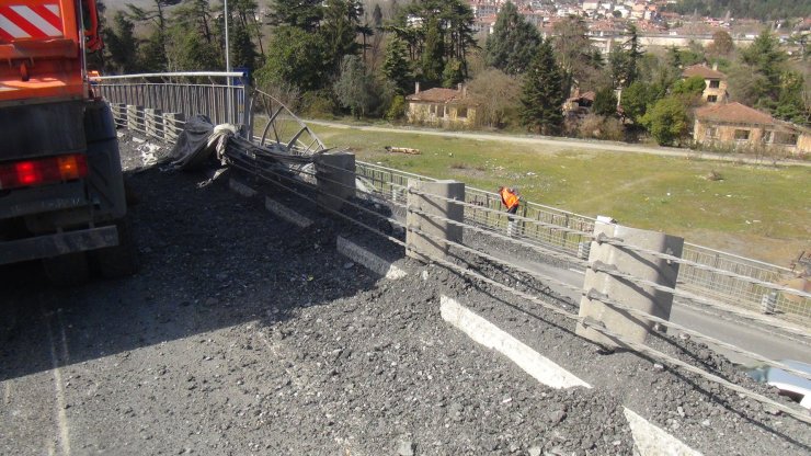 Kontrolden çıkan hafriyat kamyonu devrildi