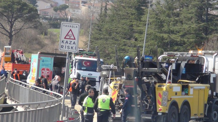 Kontrolden çıkan hafriyat kamyonu devrildi