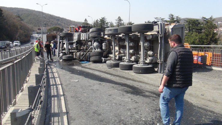 Kontrolden çıkan hafriyat kamyonu devrildi