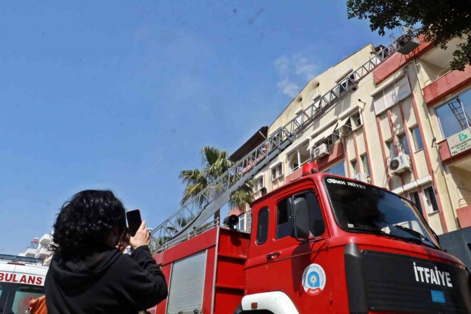 Mahalleyi dumana boğan yangın
