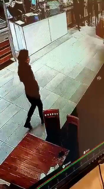 Masanın üzerinde unutulan cüzdanın çalınma anı kamerada