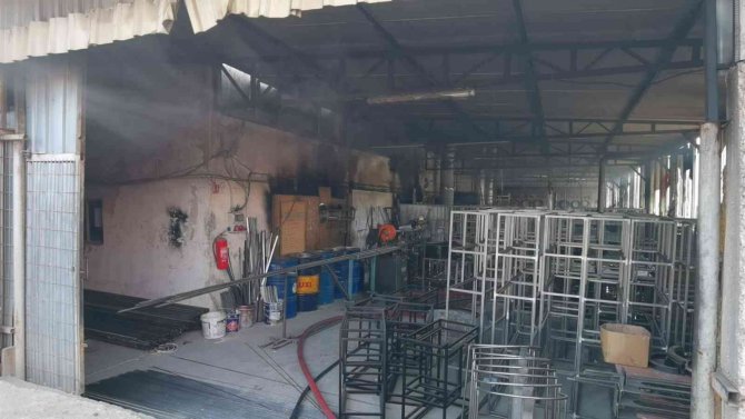Mobilya imalathanesinde korkutan yangın