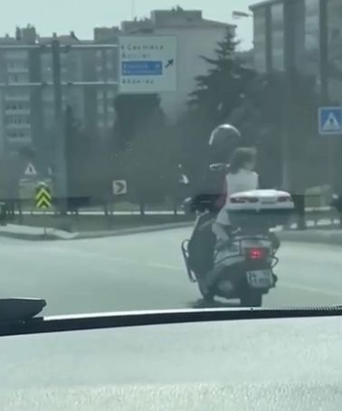 Motosiklette kasksız küçük çocukla tehlikeli yolculuk