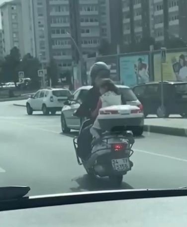 Motosiklette kasksız küçük çocukla tehlikeli yolculuk