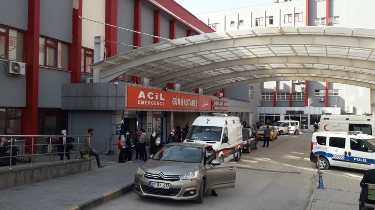 Öğrencilerin tartışması, veliler karışınca silahlı kavgaya dönüştü