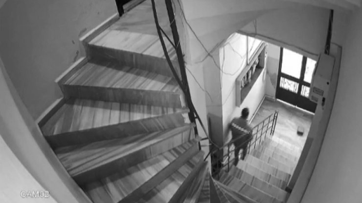 Sipariş götüren kurye apartmanın merdiven boşluğuna yaptı