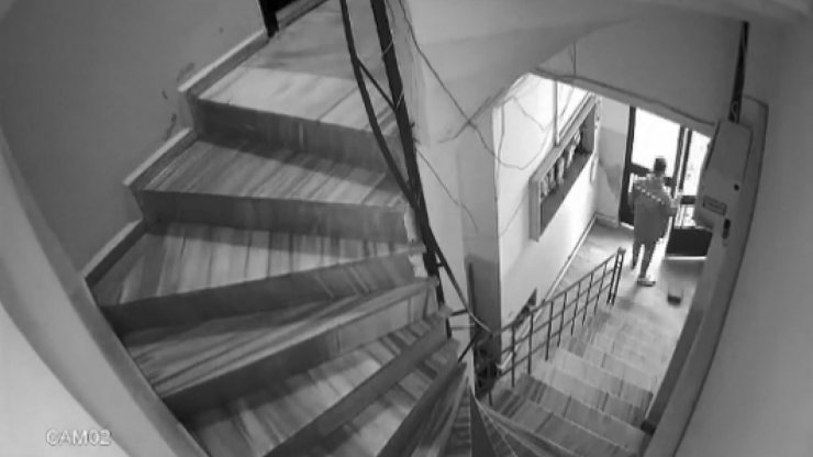 Sipariş götüren kurye apartmanın merdiven boşluğuna yaptı