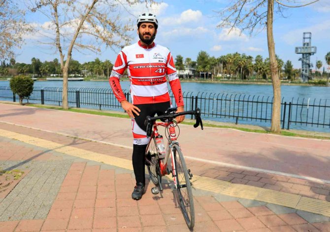 Tek bacağıyla yüzlerce kilometre bisiklet sürüyor