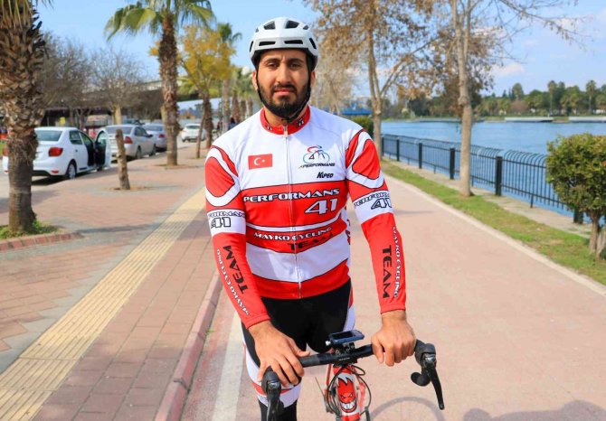 Tek bacağıyla yüzlerce kilometre bisiklet sürüyor