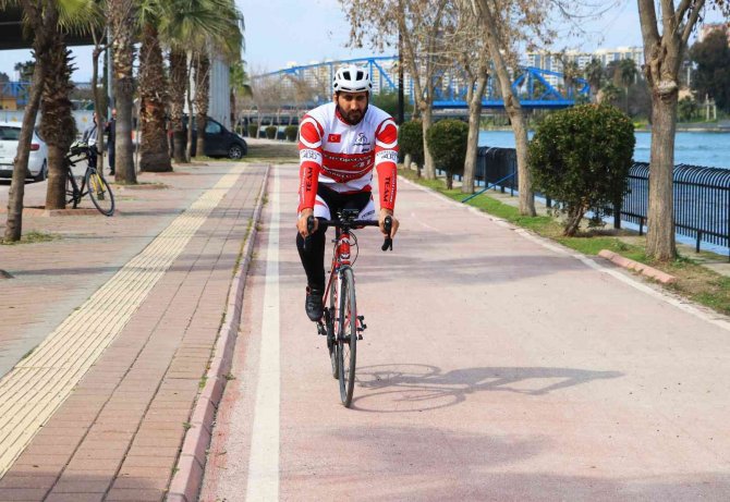 Tek bacağıyla yüzlerce kilometre bisiklet sürüyor