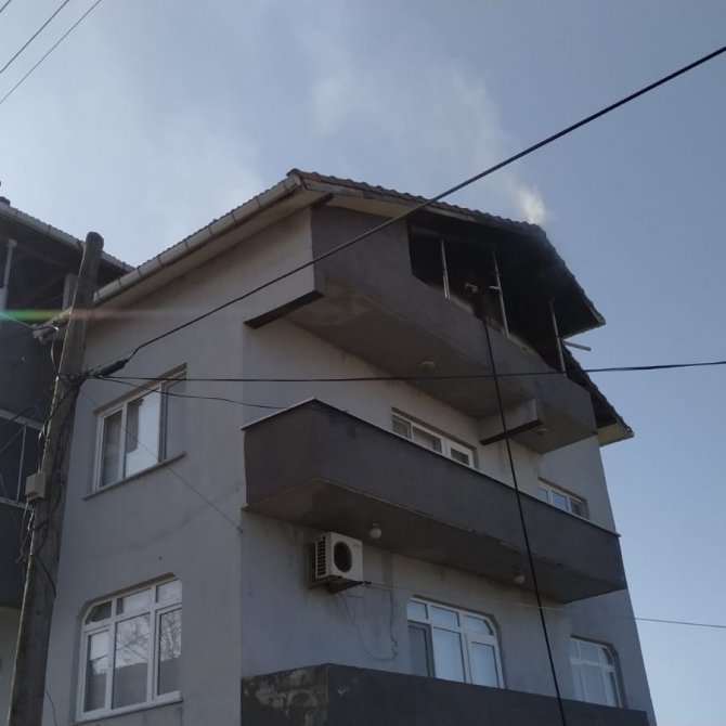 Üç katlı ev küle döndü