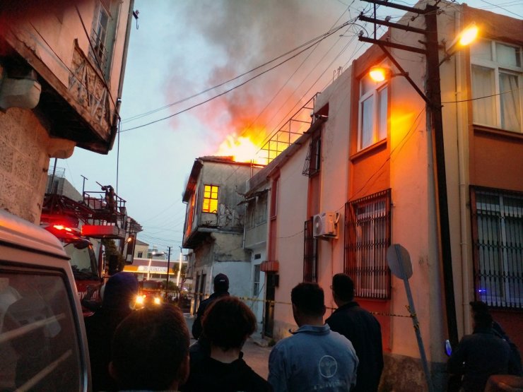 Yalnız yaşayan kişiyi yangından komşuları kurtardı