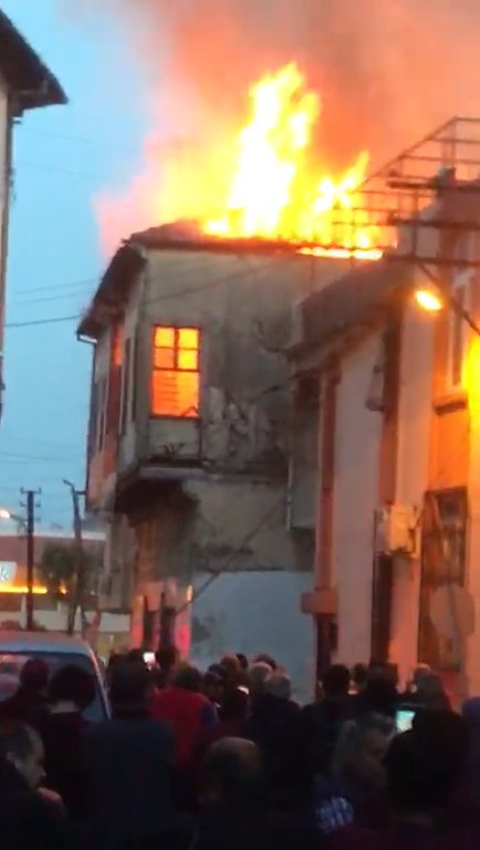 Yalnız yaşayan kişiyi yangından komşuları kurtardı