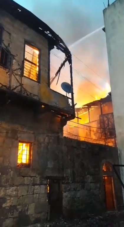 Yalnız yaşayan kişiyi yangından komşuları kurtardı