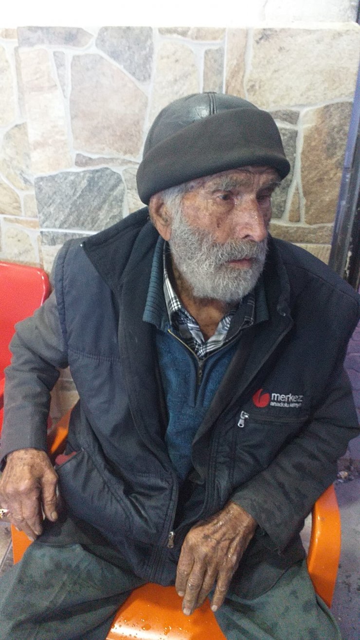 Yalnız yaşayan kişiyi yangından komşuları kurtardı