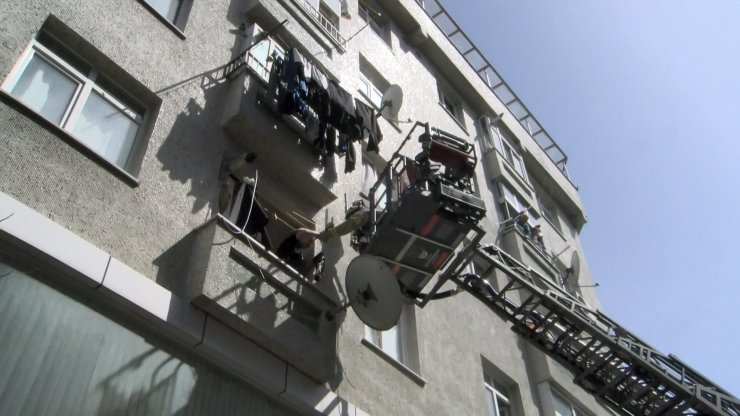 Yangın çıkan apartmanda mahsur kalan kız çocuğunu itfaiye kurtardı 