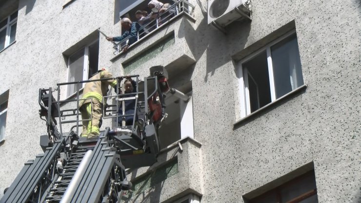 Yangın çıkan apartmanda mahsur kalan kız çocuğunu itfaiye kurtardı 