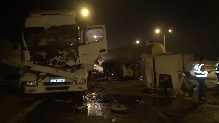 2 tır ile tanker çarpıştı: 2 yaralı 