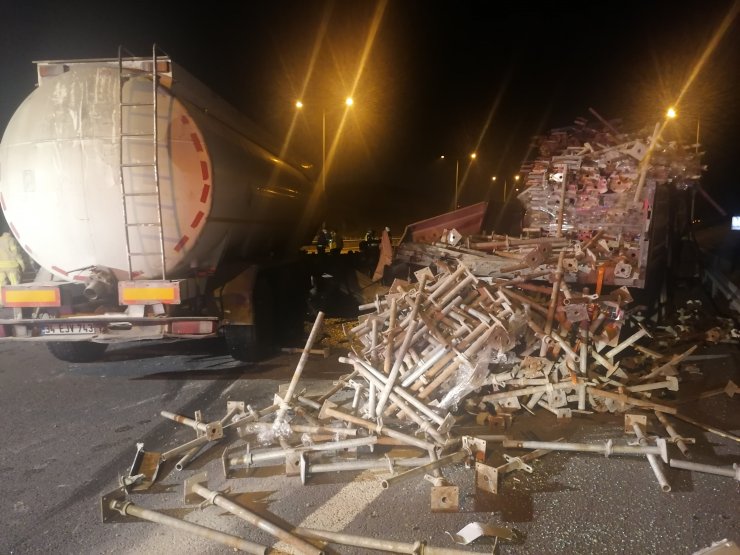 2 tır ile tanker çarpıştı: 2 yaralı 