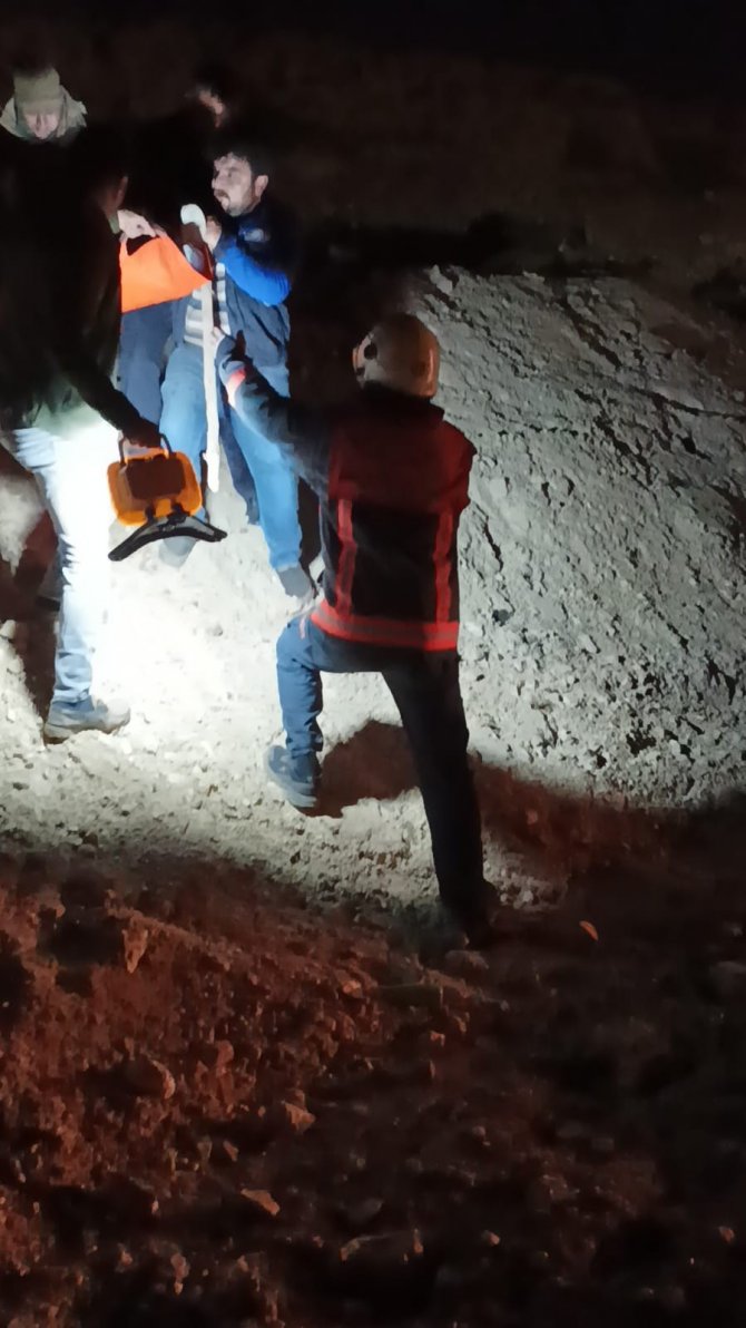 700 metre yükseklikteki dağda yürüyüş yaparken düşüp ayağını kırdı