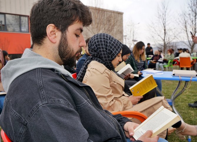 Akademisyenler ve öğrenciler kitap okuma etkinliğinde buluştu