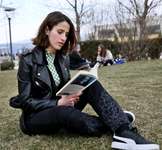 Akademisyenler ve öğrenciler kitap okuma etkinliğinde buluştu