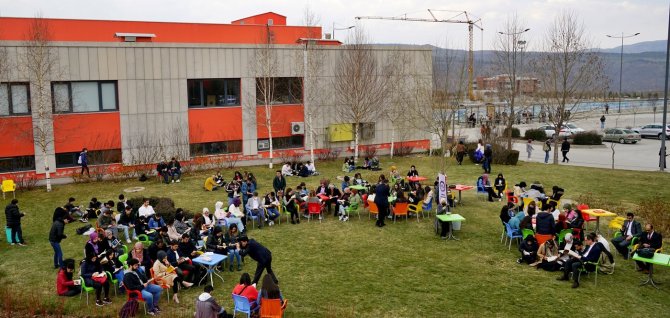 Akademisyenler ve öğrenciler kitap okuma etkinliğinde buluştu