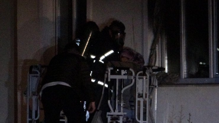 Apartman boşluğunda yangın çıktı; 7 kişi dumandan etkilendi