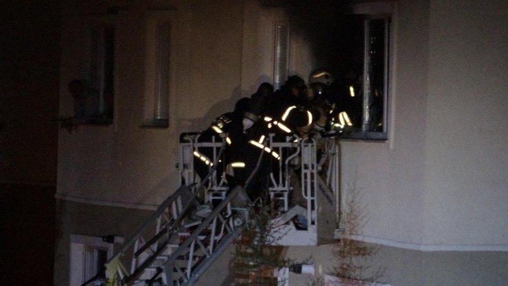 Apartman boşluğunda yangın çıktı; 7 kişi dumandan etkilendi