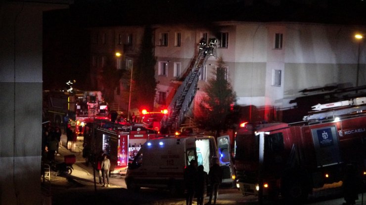 Apartman boşluğunda yangın çıktı; 7 kişi dumandan etkilendi