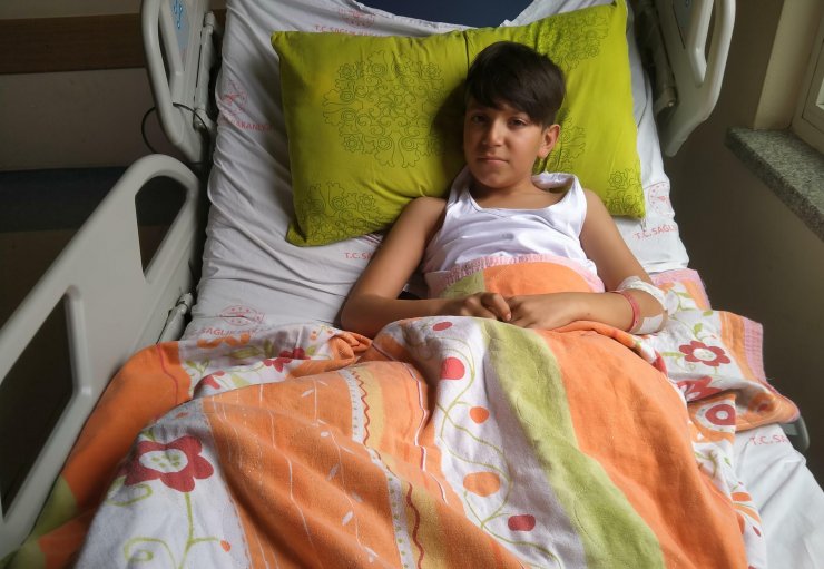 Bisikletiyle köpeklerden kaçarken cipin altında kaldı