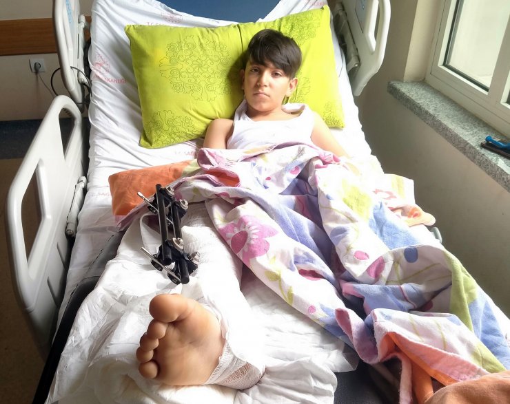 Bisikletiyle köpeklerden kaçarken cipin altında kaldı