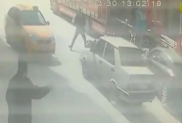 Çarptığı polisi aracın üzerinde 200 metre taşıyan sürücü tutuklandı