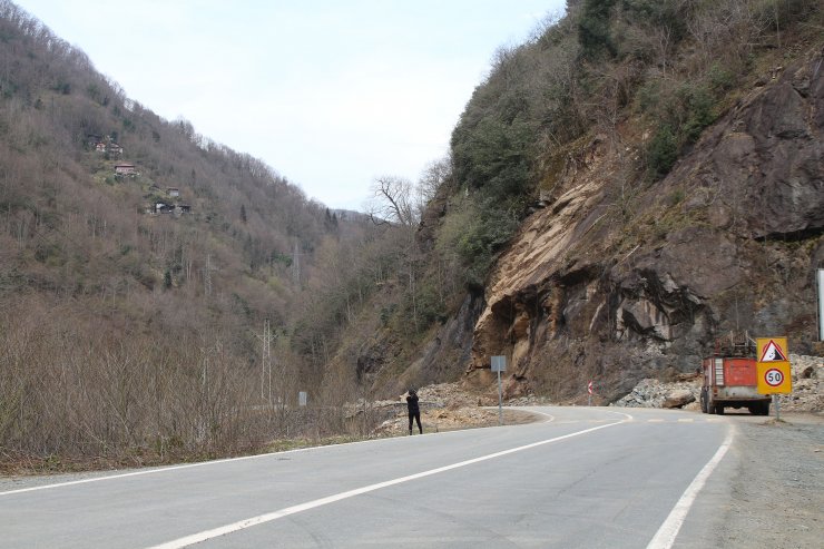 Dağcılar, heyelanlı yamaçlarda riskli kayalar için devrede