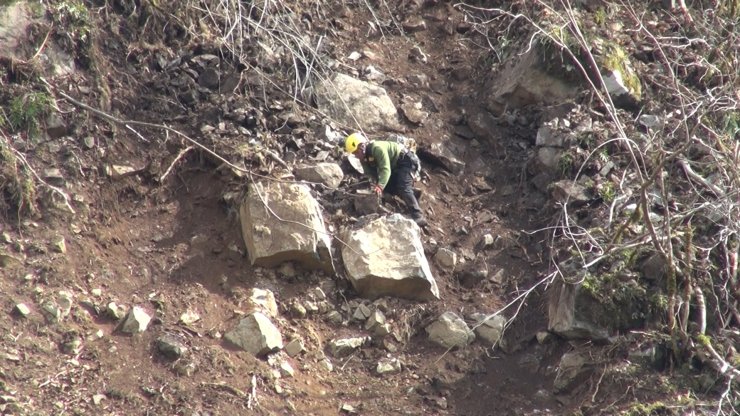 Dağcılar, heyelanlı yamaçlarda riskli kayalar için devrede