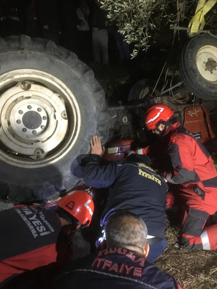 Devrilen traktörünün altında can verdi