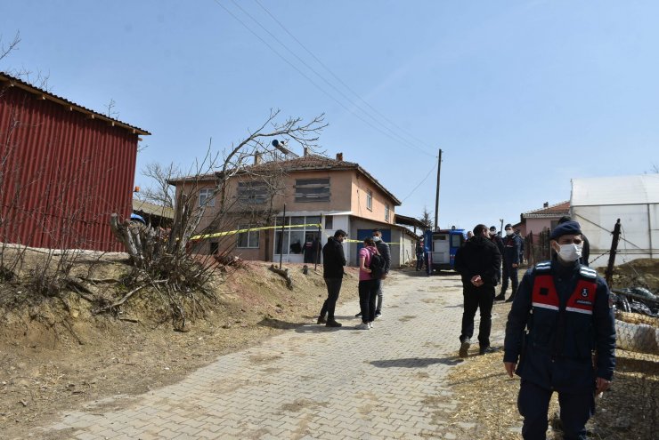 Dört kişinin cinayet şüphelisini, ayakkabı izi ve takma dişi ele verdi
