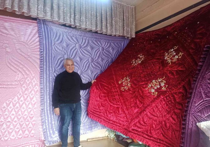El emeği göz nuru yorganlar nakış nakış işleniyor