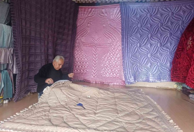 El emeği göz nuru yorganlar nakış nakış işleniyor